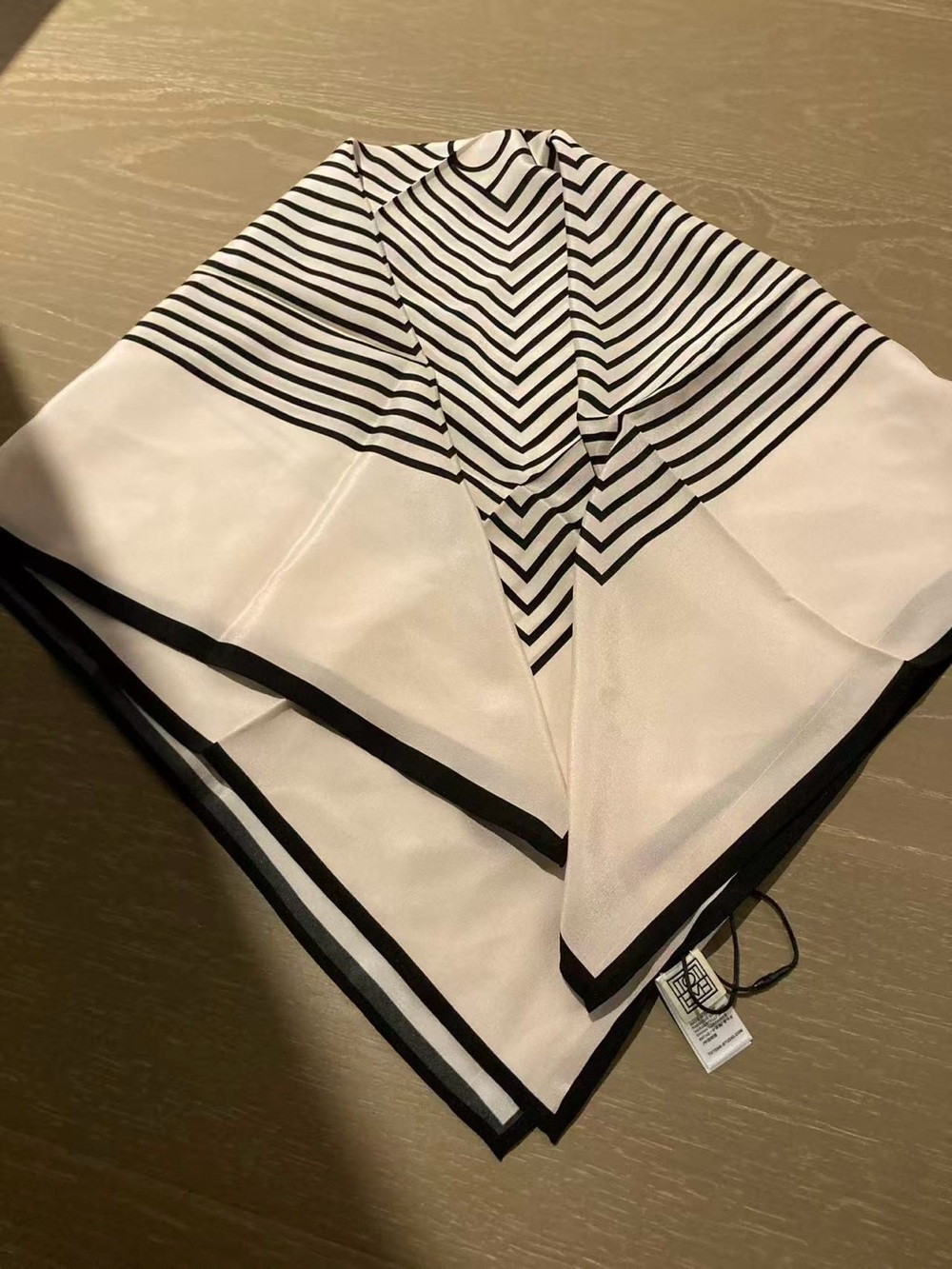 Toteme Luxury Black & White Geometric Tablecloth - Picture 4 of 9